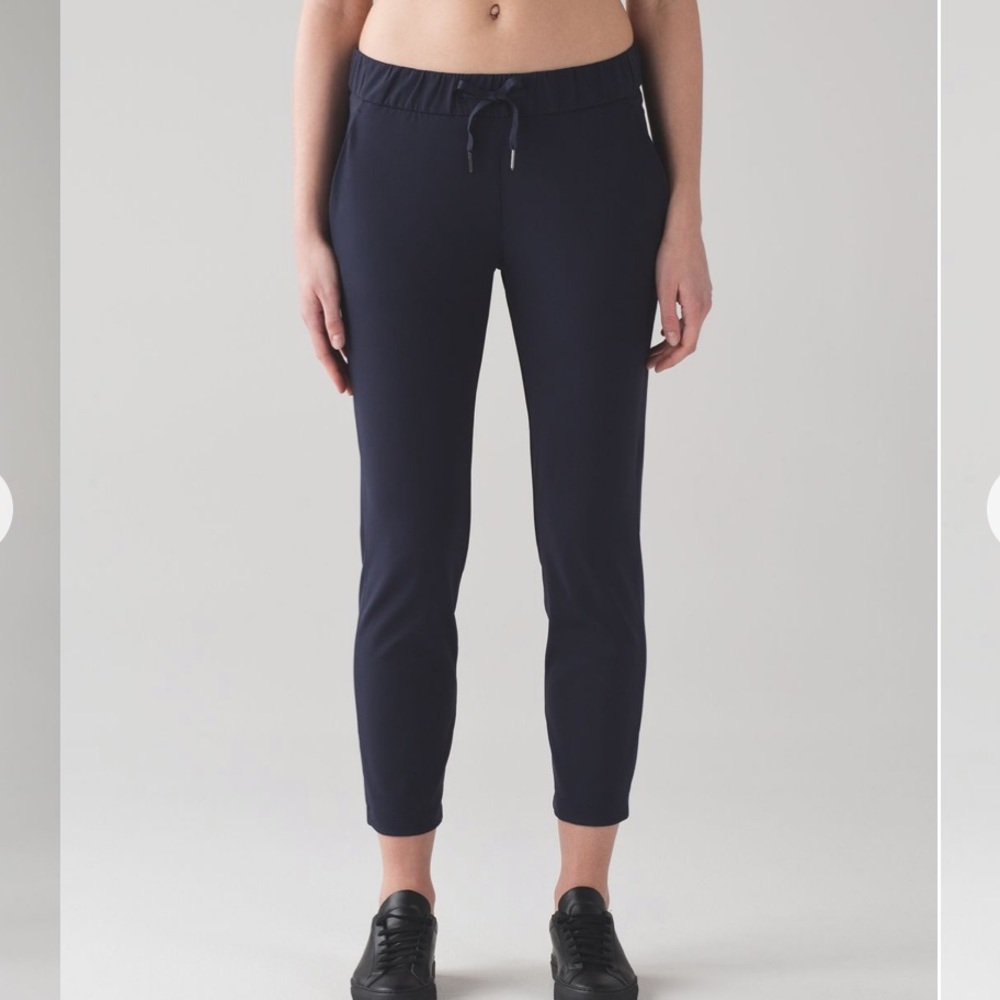 On The Fly 7/8 Woven Pant in True Navy